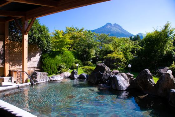 【バスハイク/添乗員同行/福岡(天神)・基山発着】 新春!ぽかぽか旅 高塚地蔵尊 初詣と湯布院さんぽ ~ゆふいん山水館でランチバイキングと日帰り入浴♪~2